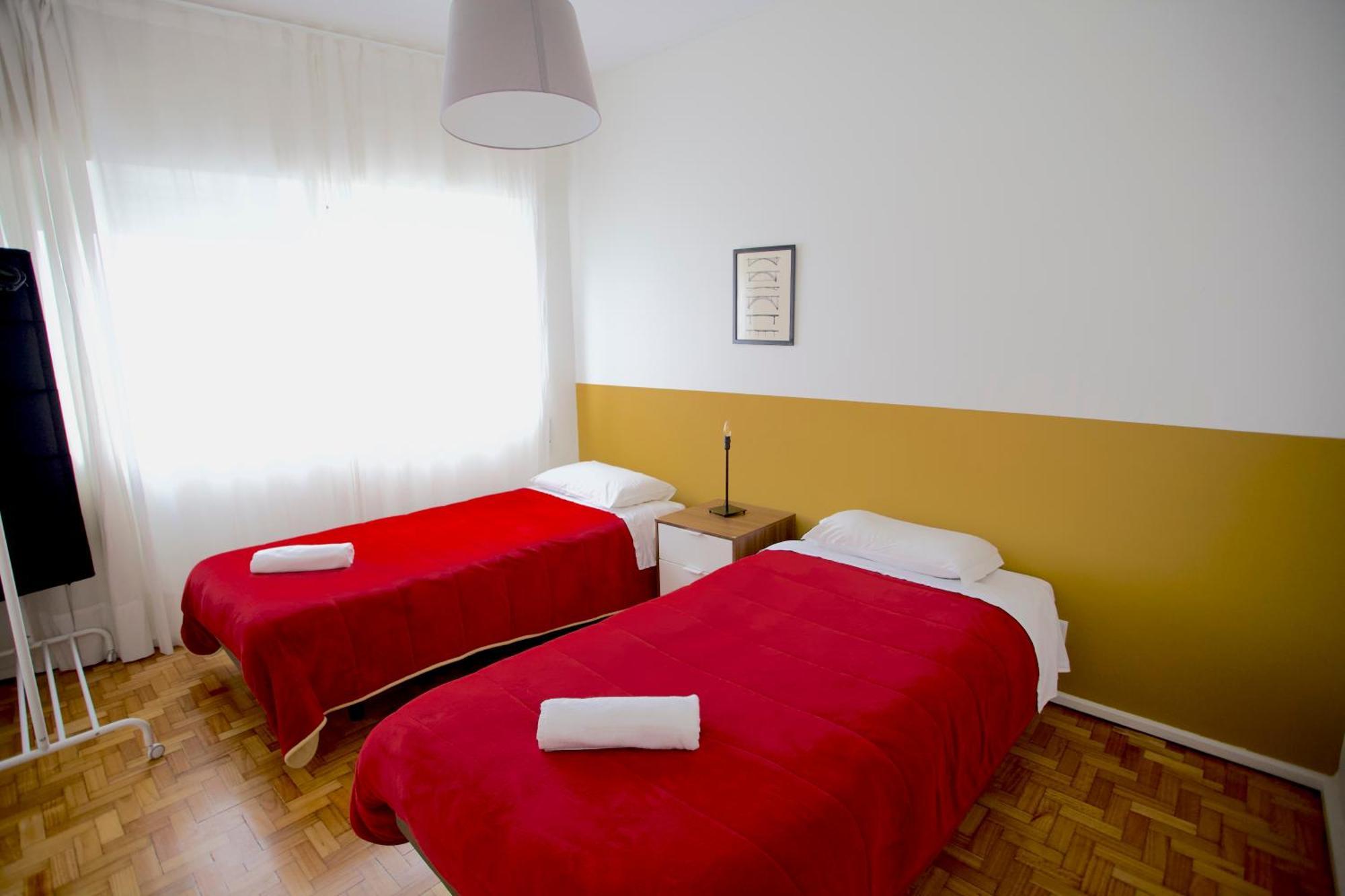 Downtown 3 Bedroom With Balcony - Quiet Street - Family Friendly - Groups Porto Exterior photo